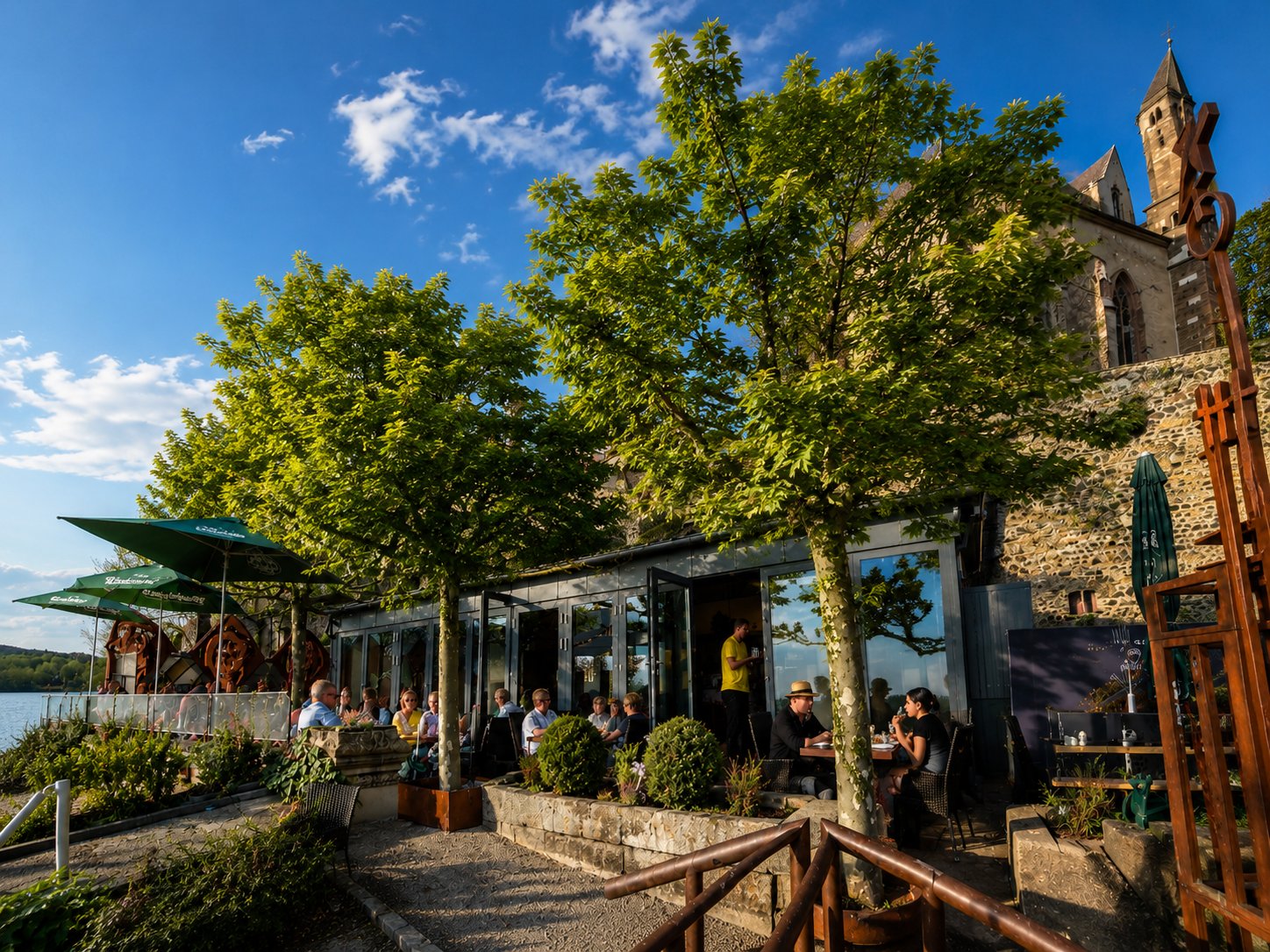 Das Café Galerie Étoile unter dem Münster mit Terrasse am Rhein
