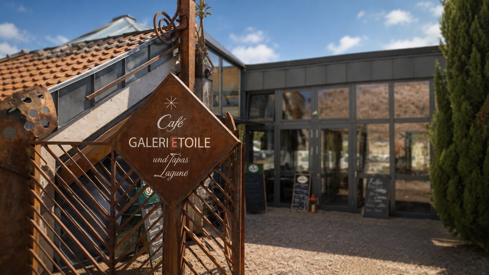 Eingang des Café Galerie Étoile mit dem Étoile-Schild