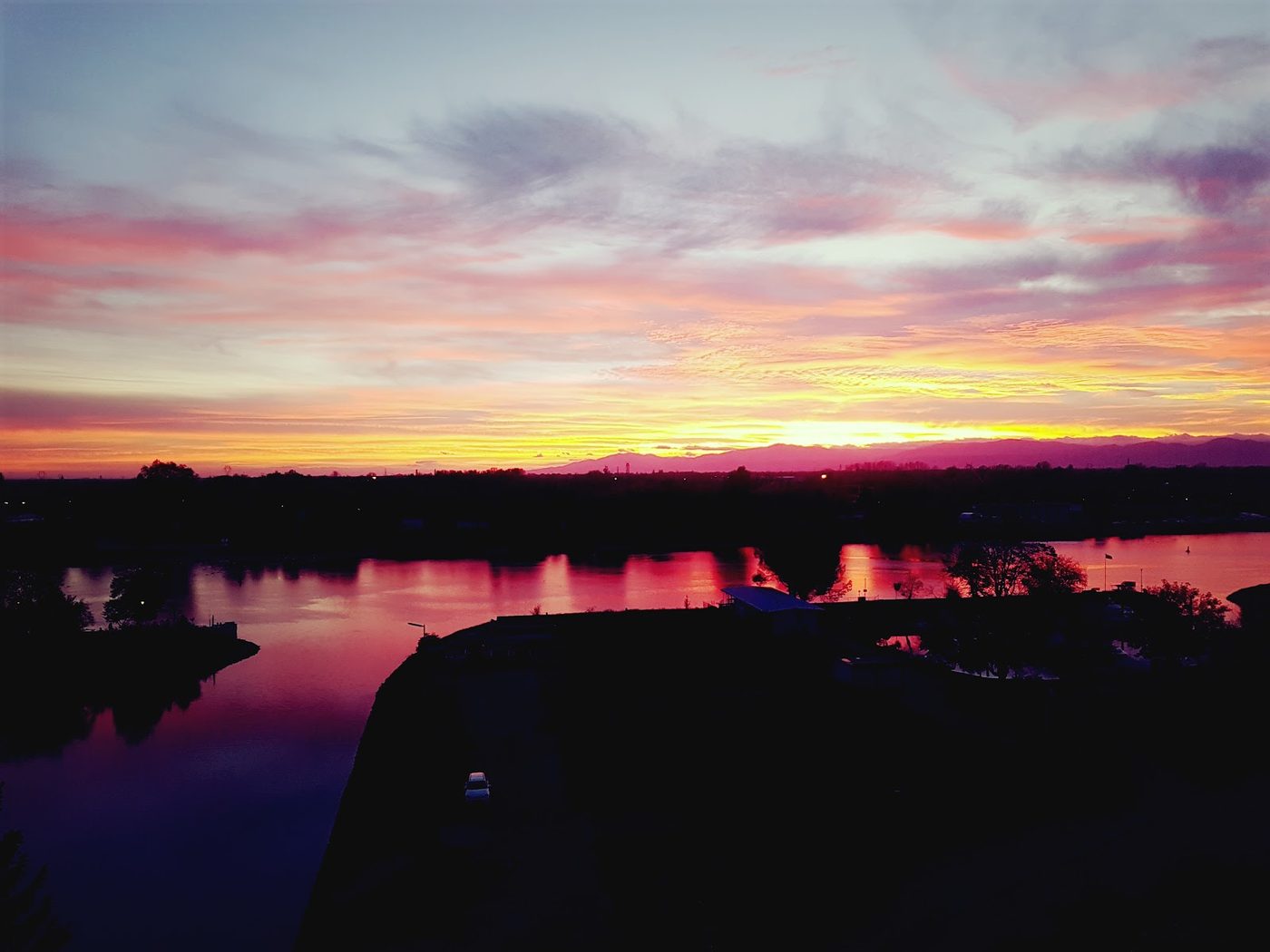Sonnenuntergang über dem Rhein von der Terrasse